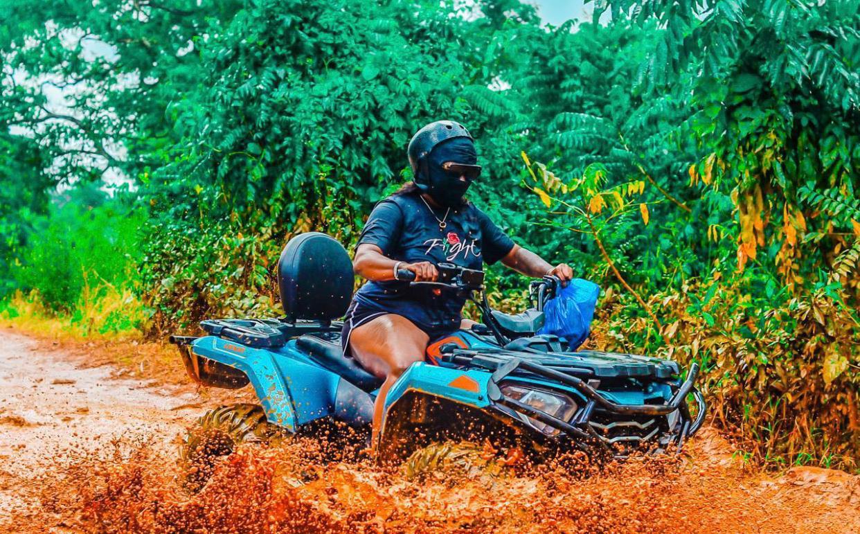 Tour 4x4 Four Wheels